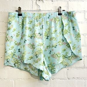 Medium NWOT Tap Shorts